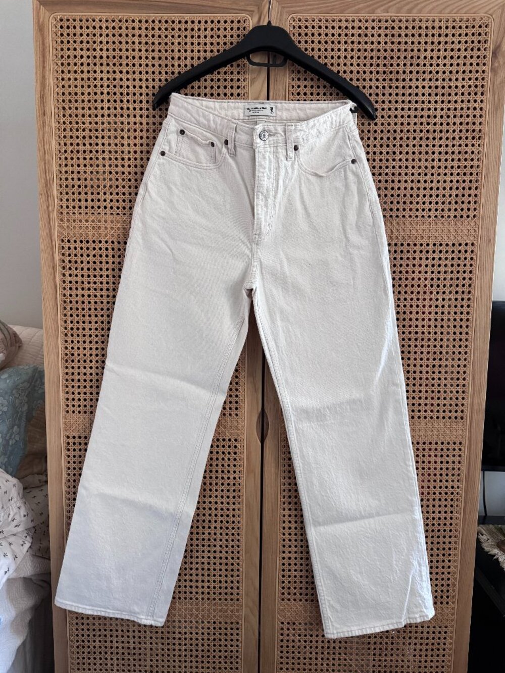 Abercrombie & Fitch High Rise 90s Relaxed Curve Love Jeans Ecru Size 28 Regular
